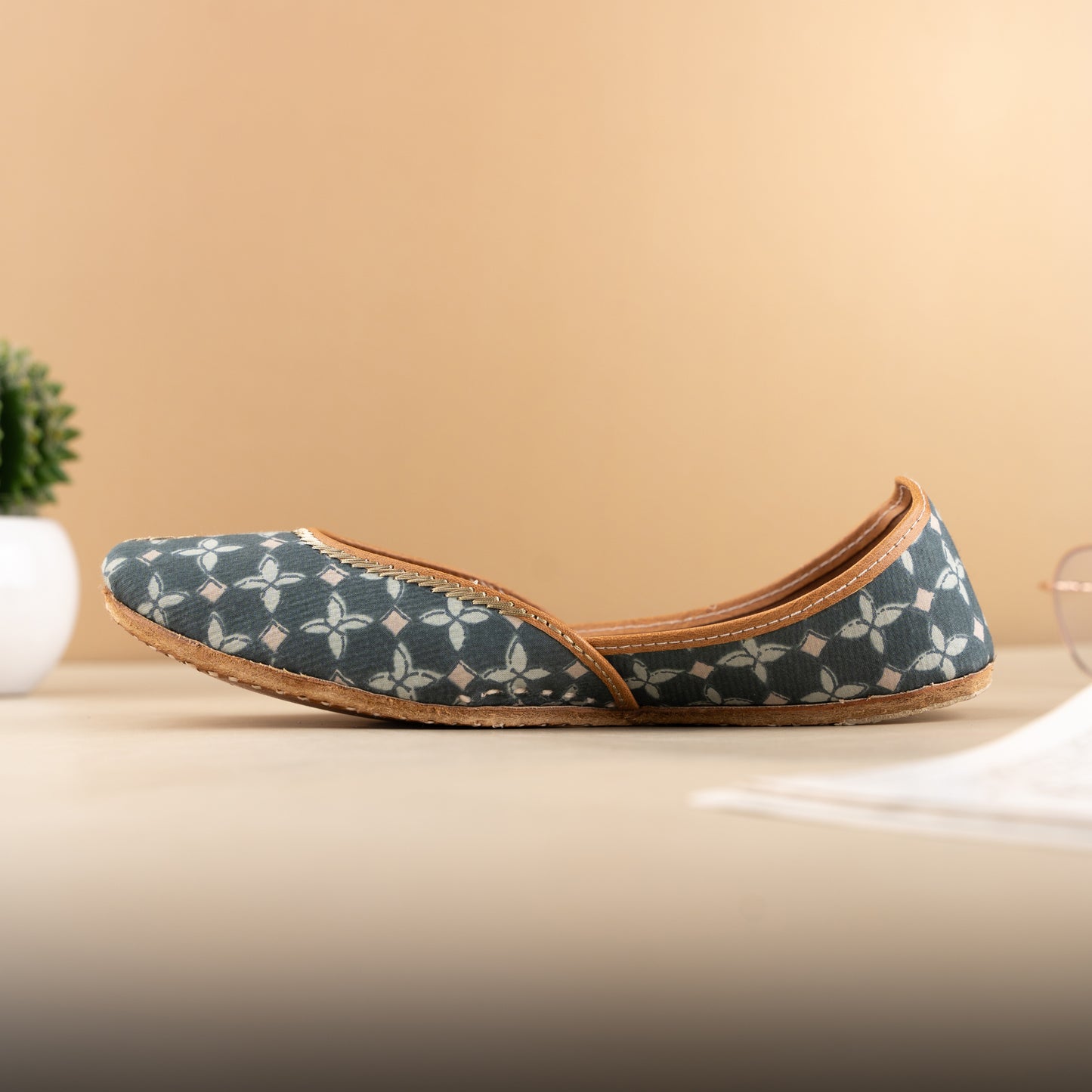blue floral jutti