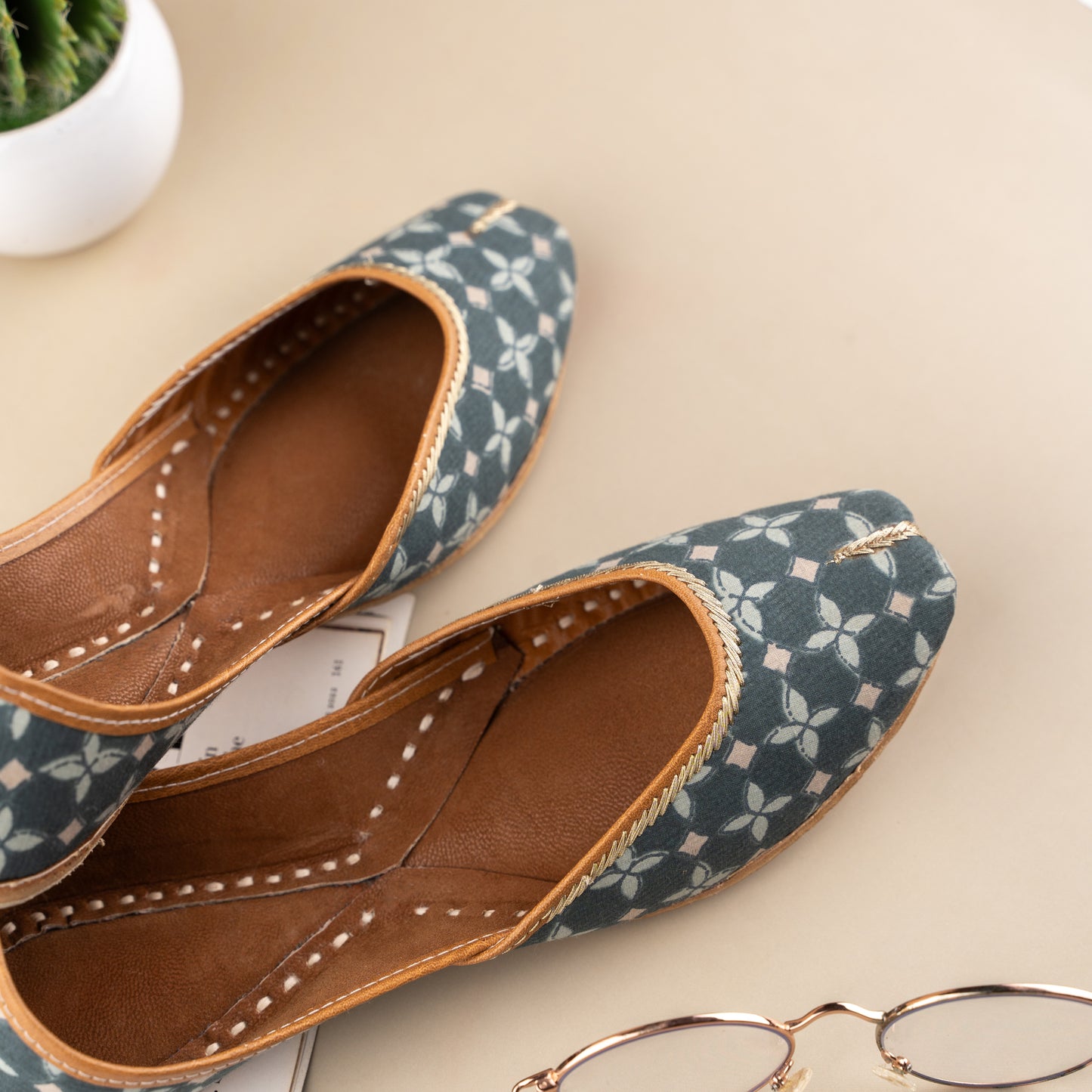 Blue Printed Flower Jutti
