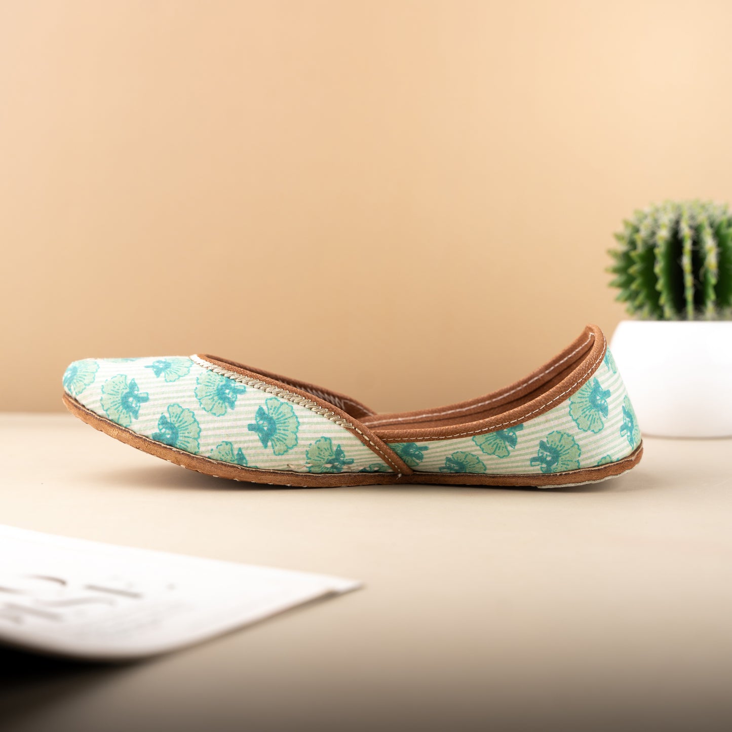 women’s printed juttis