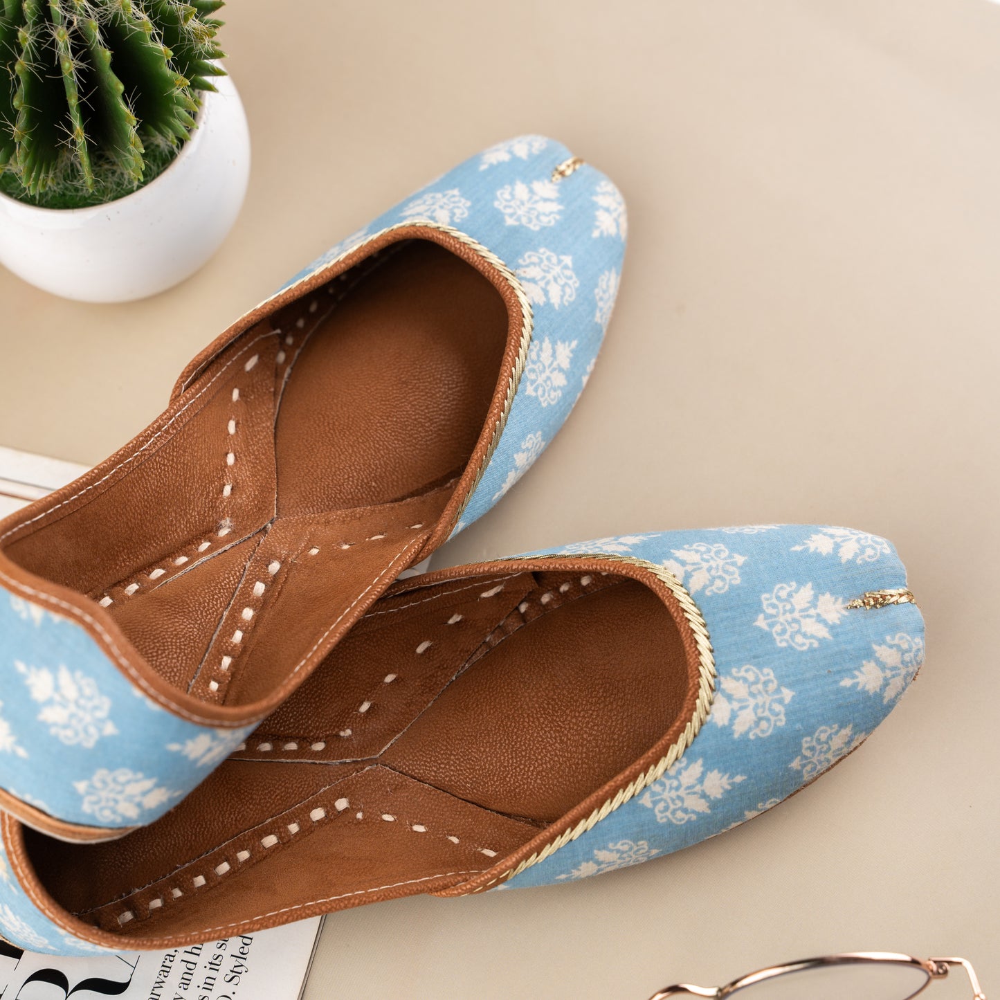Blue Leaf Printed Jutti